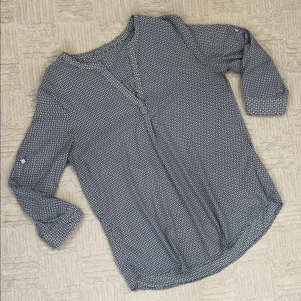 Women’s Dahlia Geometric V-Neck 3/4 Sleeve blouse top in navy white grey pattern